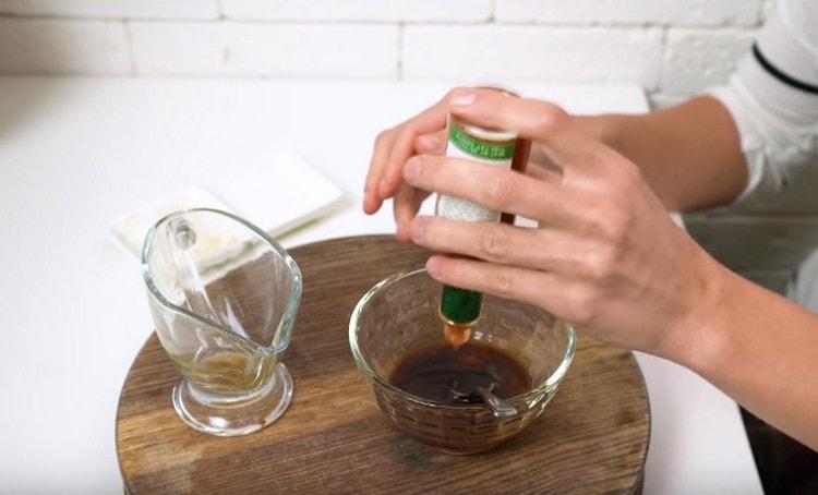 Preparem esmaltat amb salsa de soja, mel, podeu afegir Tabasco.