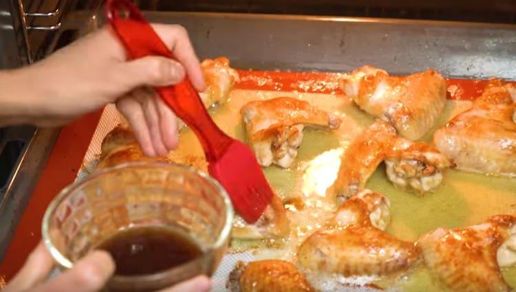 Lubriqueu les ales amb el vidre obtingut i feu que sigui rosat.