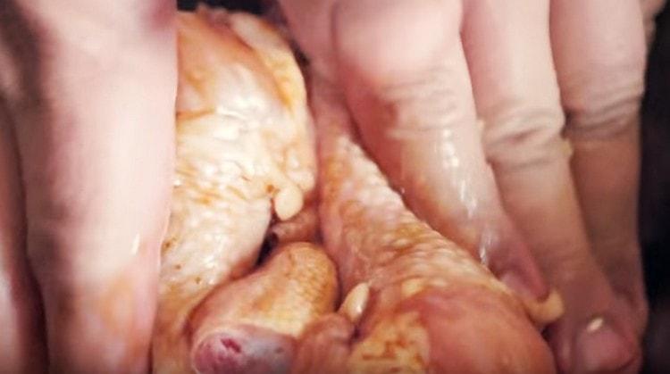 Ilagay ang shins sa atsara, ihalo at iwanan upang mag-atsara.