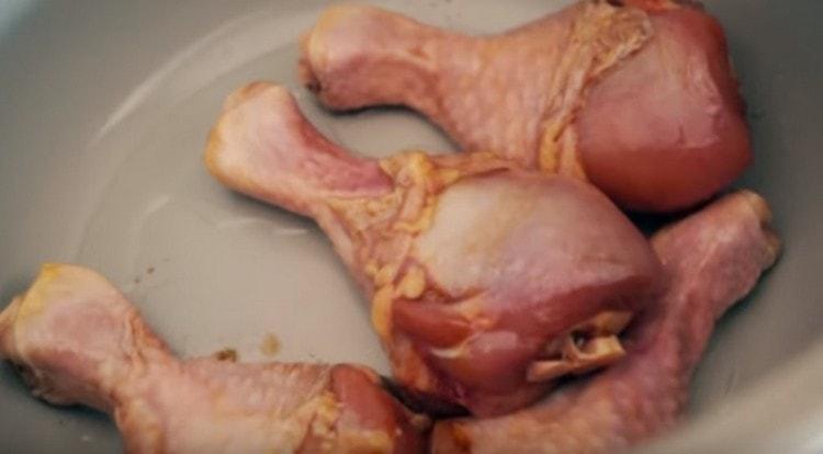 Pinakalat namin ang mga binti sa mangkok ng multicooker at pinirito muna hanggang sa ginintuang kayumanggi.