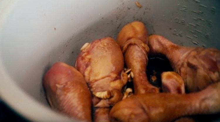 Idagdag ang lahat ng naunang inihanda na pag-atsara at lutuin ang mga binti para sa isa pang kalahating oras.