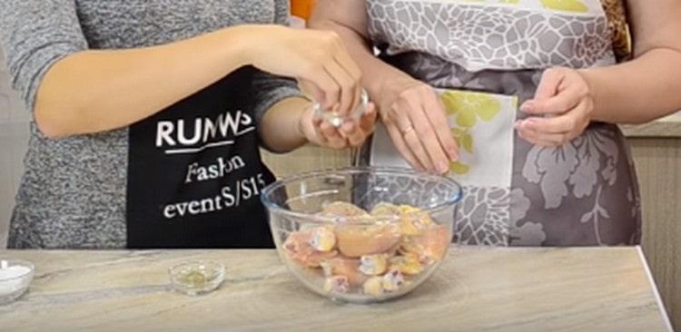 Tilsæt salt, hvidløg på benene og bland.