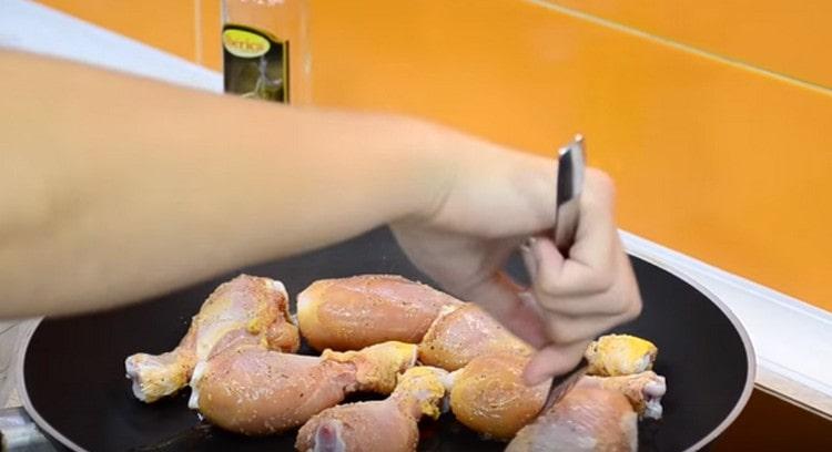 Spred benene i en gryde og stek.