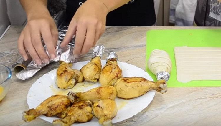 Benets knogler er indpakket med folie.