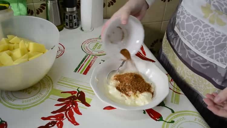 За да приготвите пилешки бутчета с картофи във фурната, пригответе соса