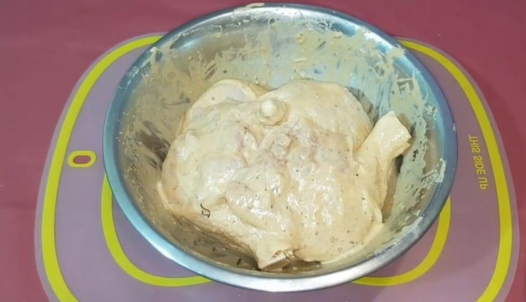 Amestecați bine picioarele cu sosul.