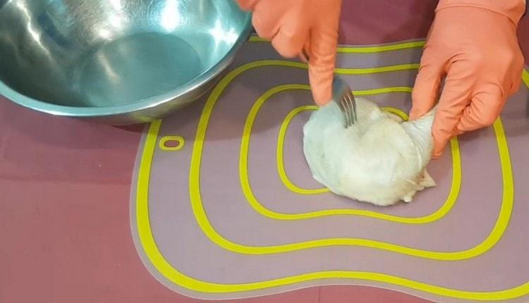 Picioarele sunt curățate de grăsimi în exces, înțepate cu o furculiță, pentru ca mai târziu să fie mai bine marinate.