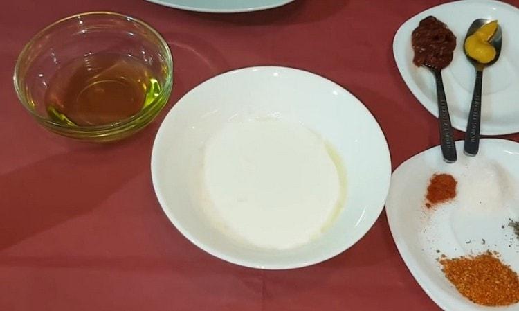 Pentru a pregăti sosul, luați smântână sau maioneză.