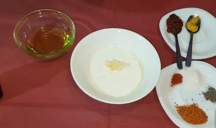 Se adauga usturoiul ras la smantana.