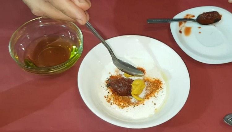 Întindem o lingură de muștar și ketchup.