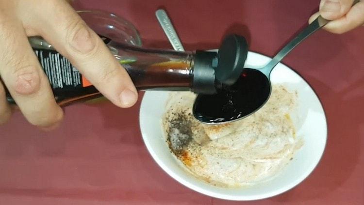 Adăugați o lingură de sos de soia.
