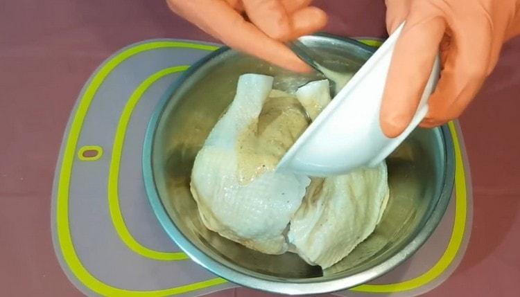 Amestecați sosul și turnați picioarele.