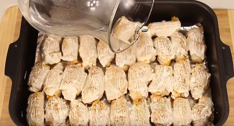 Agregue agua y envíe el plato al horno.