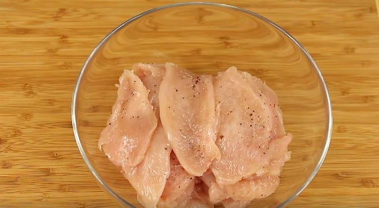 Sal y pimienta el pollo.