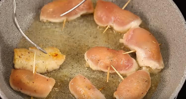 Primero, fríe los rollos hasta que estén dorados en una sartén.