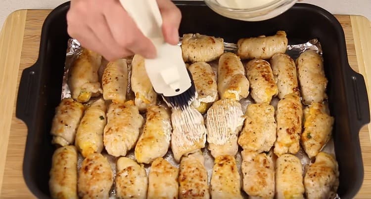 Lubrique cada pieza con mayonesa.