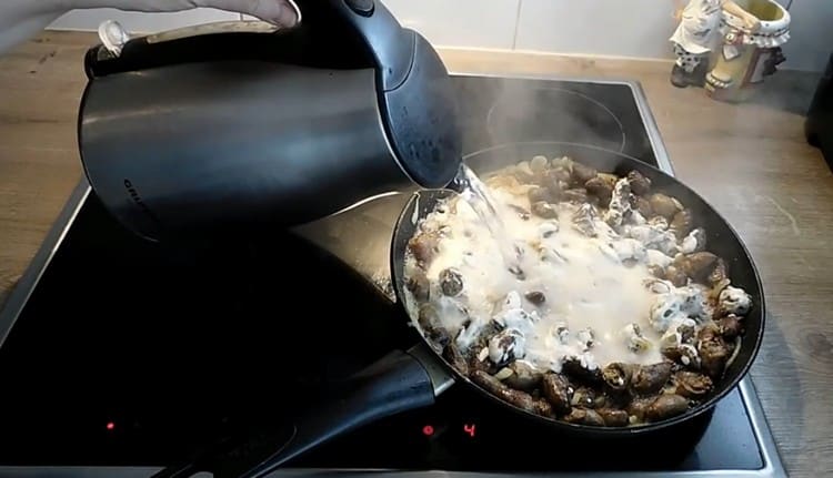 Ajouter de l'eau pour qu'elle recouvre les cœurs.