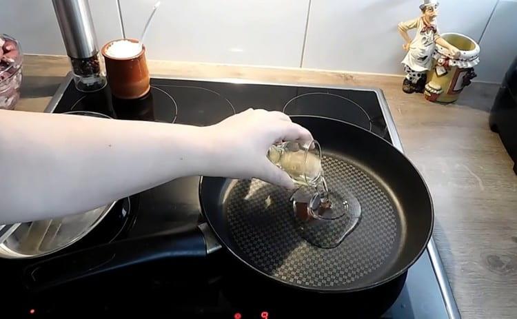 Nous chauffons la casserole, versons l'huile végétale.