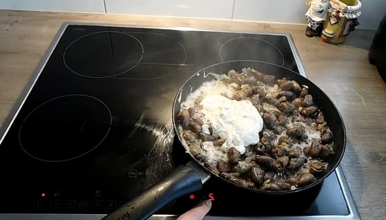 Ajouter la crème sure mélangée avec de la moutarde de Dijon à la poêle, ainsi que de la farine.