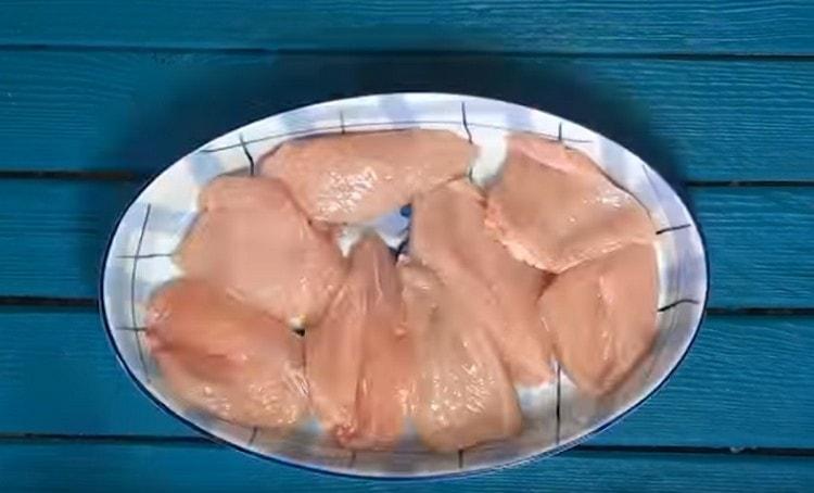 Du kan straks lægge fileten i en bageform.