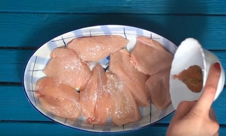 Drys fileten med salt og krydderier efter din smag.