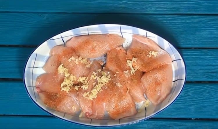 Tilsæt hvidløg om ønsket.