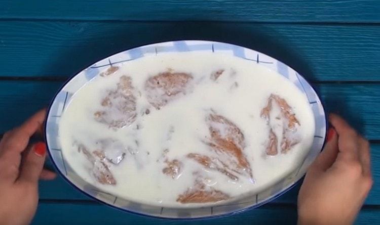 Hæld kødet med kefir, og lad det marinere.