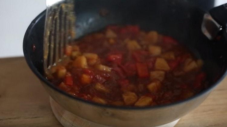 Una vez que la salsa se haya espesado, retire la sartén de la estufa.