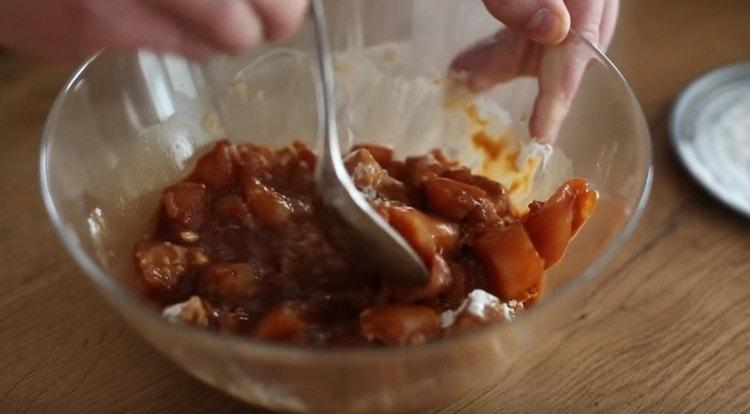 Agregue la harina al pollo y mezcle.