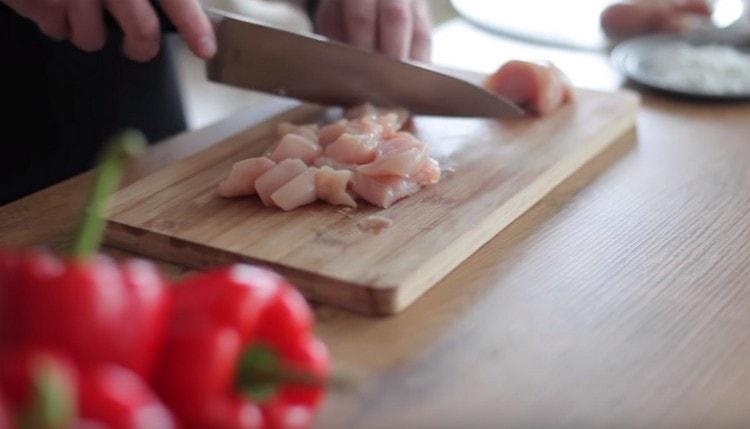 Cortar el pollo en trozos.