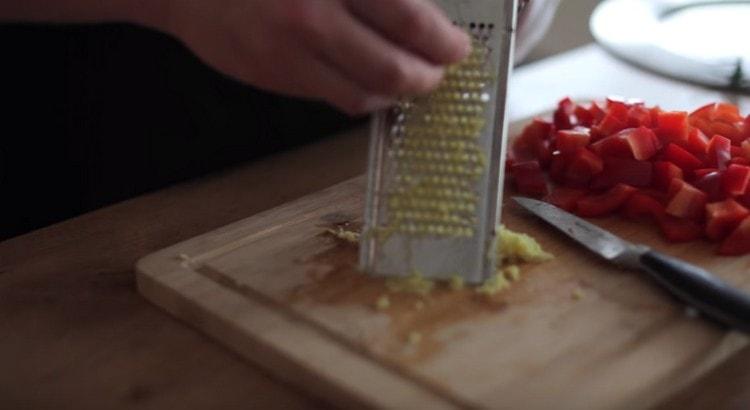 En un rallador fino frotamos la raíz de jengibre pelada.