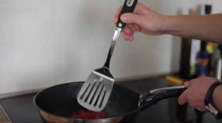 Calentamos la sartén y freímos la pimienta.