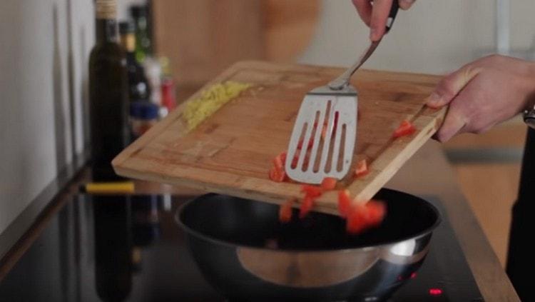 Enviamos tomates a la pimienta junto con jengibre.