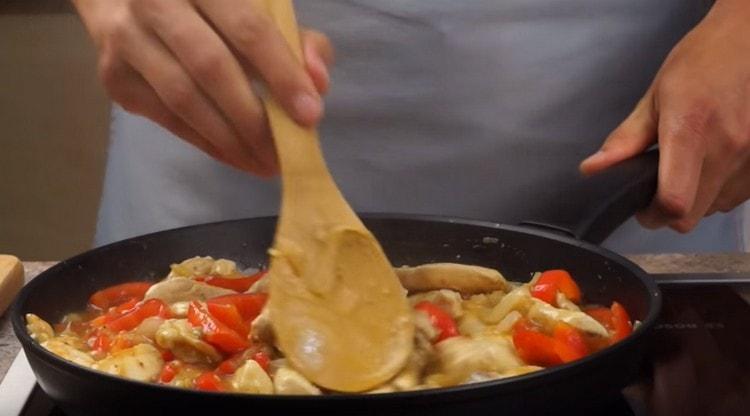 Çanak karıştırarak 10 dakika daha pişirin.