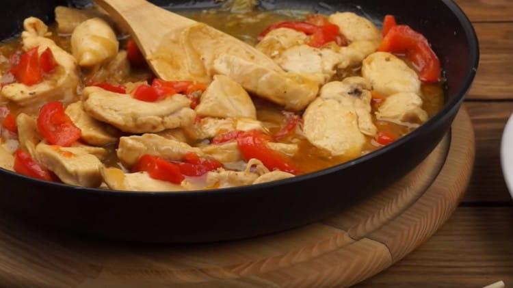 Tayland tavuğu, çeşitli yan yemekleri harika bir şekilde tamamlar.