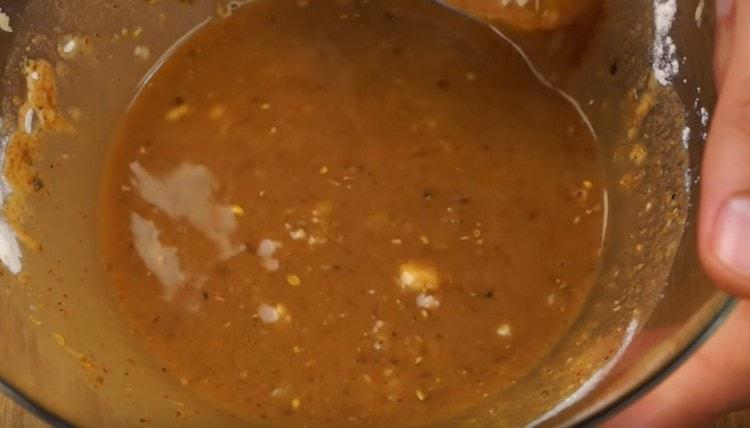 Biber, kırmızı biber ve bir kaşık un ekleyip karıştırın.