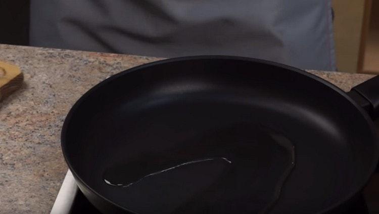 Tavayı ısıtıyoruz, bitkisel yağı döküyoruz.