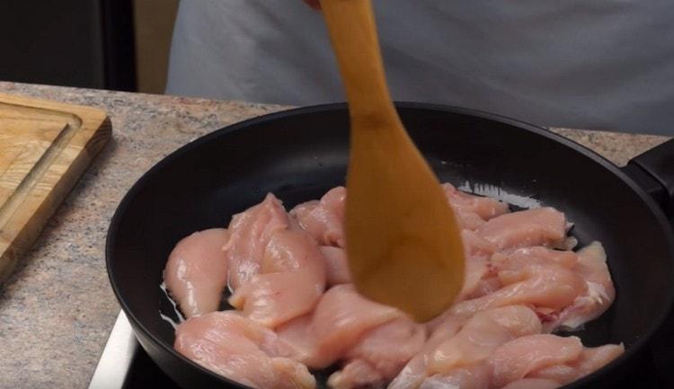 Tavuğu bir tencereye yaydık.