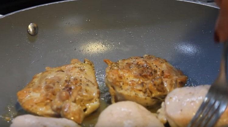 Запържете бедрата от всяка страна до златисто кафяво.