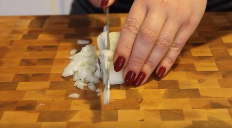 Смелете лука.