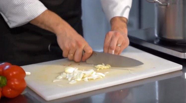 Grind ang sibuyas at bawang.