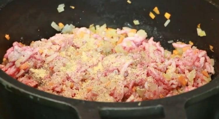 Condimenteu la futura salsa bolonyesa amb espècies.