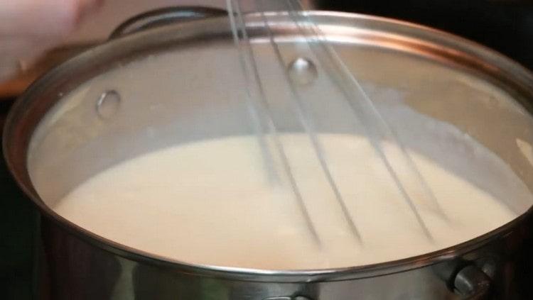 És important que no hi hagi grumolls a la salsa beixamel.