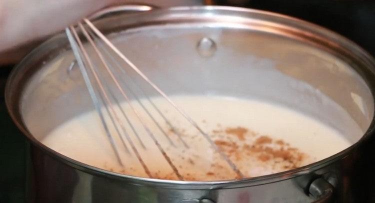 Assegureu-vos d'afegir nou moscada a aquesta salsa.