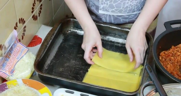 Després d’haver engreixat el fons del formulari amb oli d’oliva, hi escampem les làmines de lasanya.