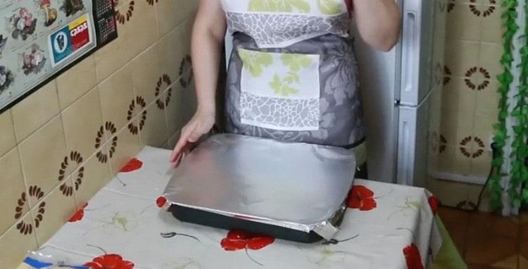 Tapeu el formulari amb paper film i envieu-lo al forn.