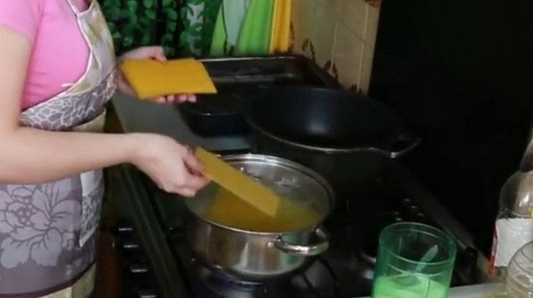 Posem làmines de lasanya a l’aigua.