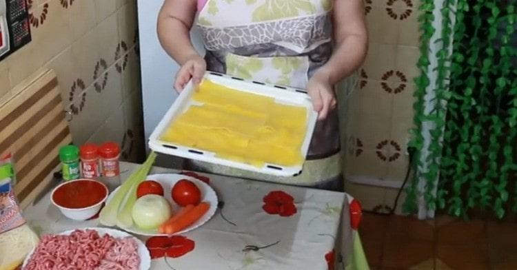 Després de bullir les làmines durant diversos minuts, traieu-les i deixeu-les refredar.