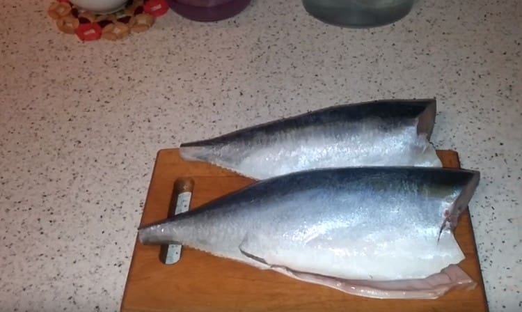 Почистваме лацедрото, изкормваме, изплакваме.