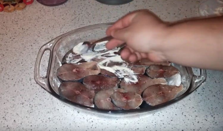 Добавяме риба и мазнина с майонеза.